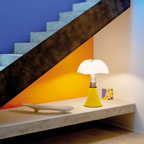 Lampe de table Pipistrello POP jaune Martinelli Luce - Valente Design - sur meuble