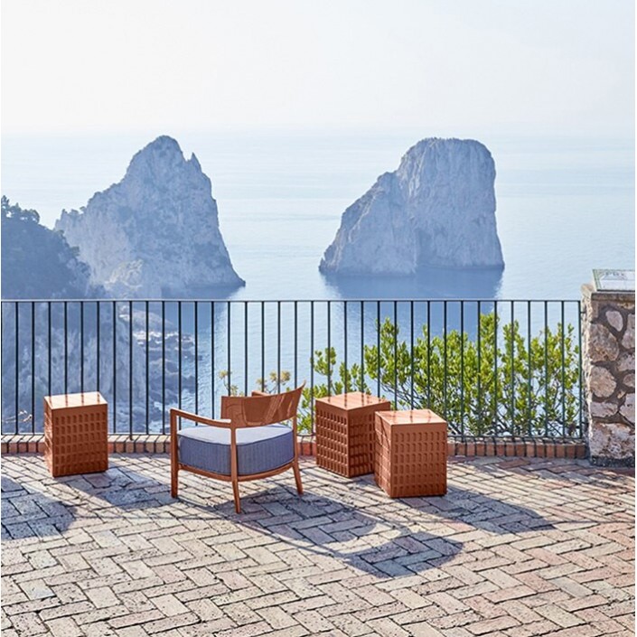 Fauteuil CARA OUTDOOR ROUILLE/FIBRE TEINTÉE BLEU-ORANGE Kartell - Valente Design - sur terrasse
