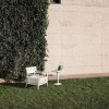 Fauteuil CARA OUTDOOR IVOIRE/FIBRE TEINTÉE BEIGE Kartell - Valente Design - sur pelouse