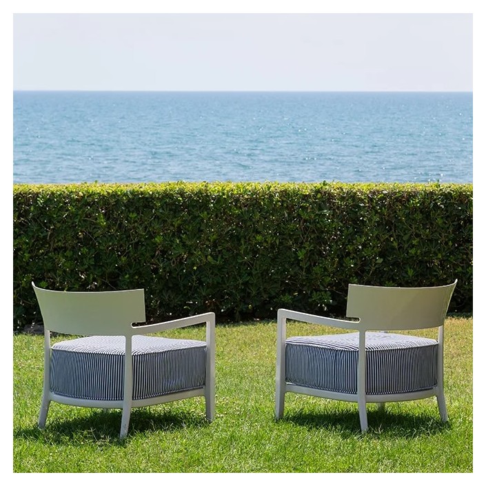 Fauteuil CARA OUTDOOR IVOIRE/FIBRE TEINTÉE BLEU Kartell - Valente Design - dans jardin