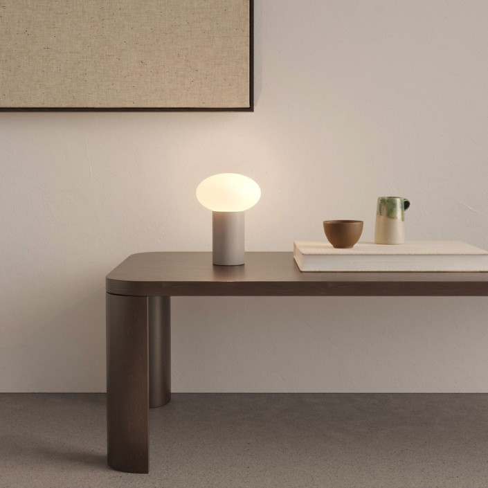 Lampe Zeppo Portable gris gallet Astro Lighting - Valente Design - éclairée sur table