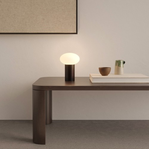 Lampe Zeppo Portable noir mat Astro Lighting - Valente Design - éclairée sur table