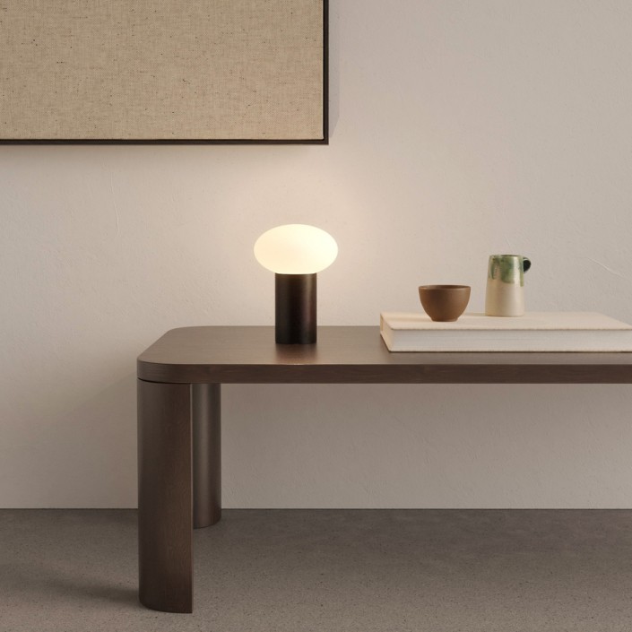 Lampe Zeppo Portable noir mat Astro Lighting - Valente Design - éclairée sur table