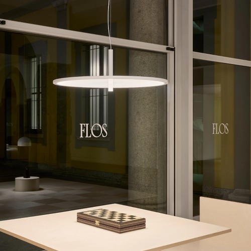 Suspension My Disc blanc mat Flos - Valente Design - éclairée au dessus d'une table