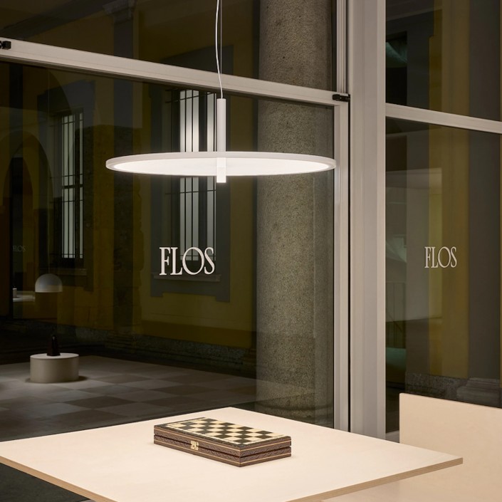 Suspension My Disc blanc mat Flos - Valente Design - éclairée au dessus d'une table