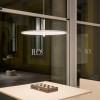 Suspension My Disc blanc mat Flos - Valente Design - éclairée au dessus d'une table