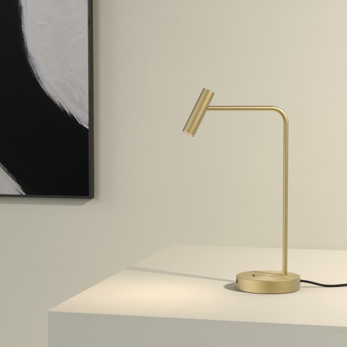 Lampe de bureau Enna Desk USB C or mat Astro Lighting - Valente Design allumée sur table
