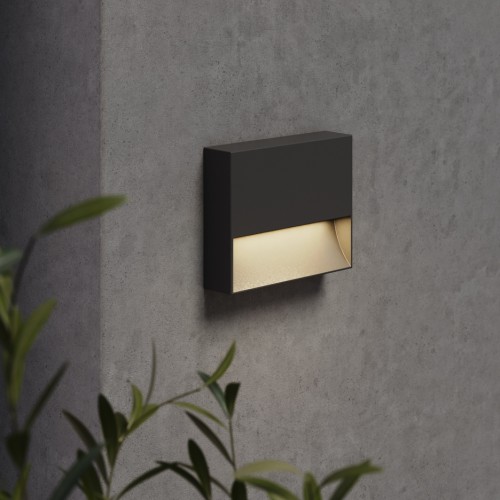 Applique Mori 140 Astro Lighting - Valente Design - allumée sur mur extérieur