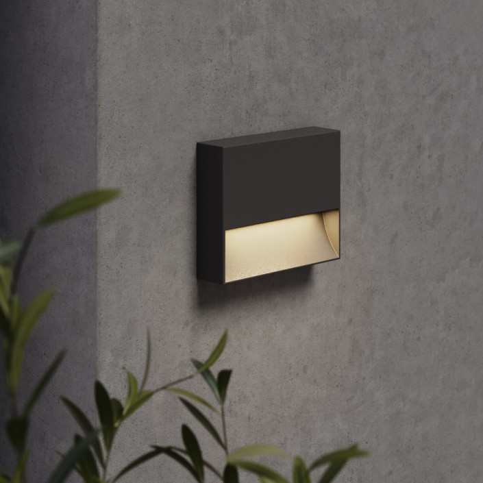 Applique Mori 140 Astro Lighting - Valente Design - allumée sur mur extérieur