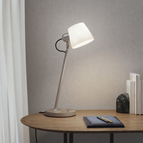 Lampe à poser Imari Desk nickel mat Astro Lighting - Valente Design - éclairée sur bureau