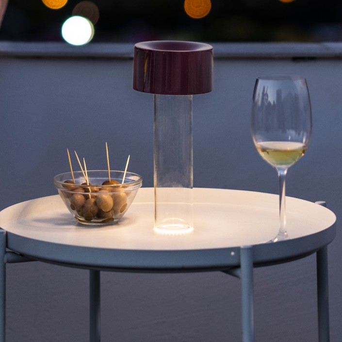 Lampe sans fil Fleur bordeaux Foscarini - Valente Design - éclairée - sur table apéro