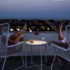 Lampe sans fil Fleur bordeaux Foscarini - Valente Design - éclairée - sur terrasse