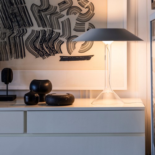 Lampe de table Chapeaux M gris Foscarini  - Valente Design - éclairée sur meuble console
