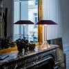 Lampe de table Chapeaux M rouge foncé Foscarini  - Valente Design - éclairée sur cheminée