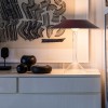 Lampe de table Chapeaux M rouge foncé Foscarini  - Valente Design - éclairée sur meuble