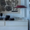 Lampe de table Chapeaux M rouge foncé Foscarini  - Valente Design - éteinte sur meuble