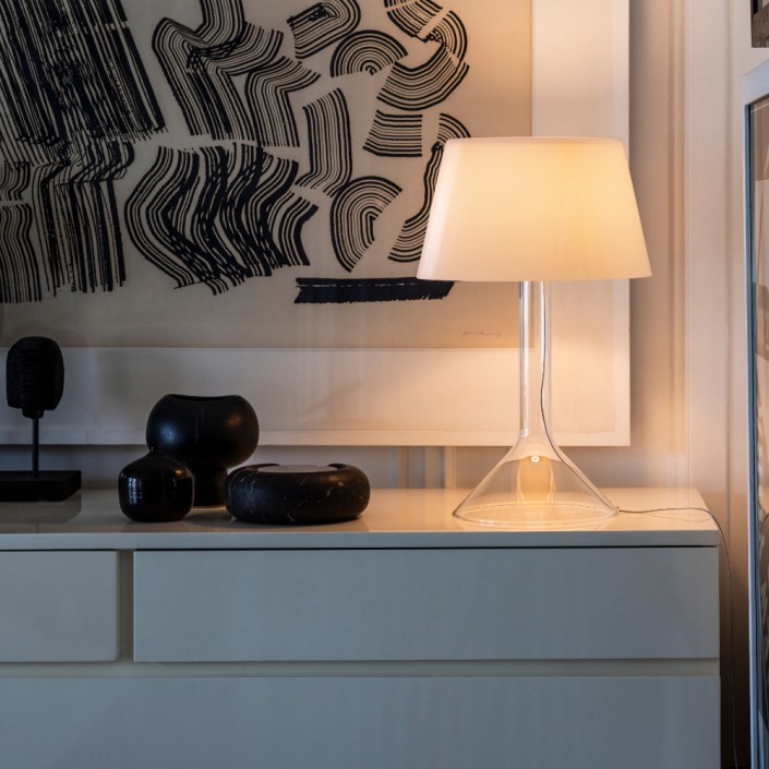 Lampe de table Chapeaux V blanc chaud Foscarini  - Valente Design - éclairée sur meuble console