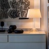 Lampe de table Chapeaux V blanc chaud Foscarini  - Valente Design - éclairée sur meuble console