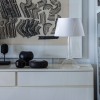 Lampe de table Chapeaux V blanc chaud Foscarini  - Valente Design - éteinte sur meuble console