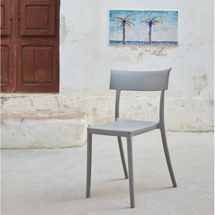 Chaise CATWALK MAT gris Kartell - Valente Design - dans la rue