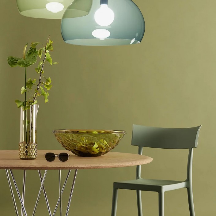 Chaise CATWALK MAT vert sauge Kartell - Valente Design - avec table