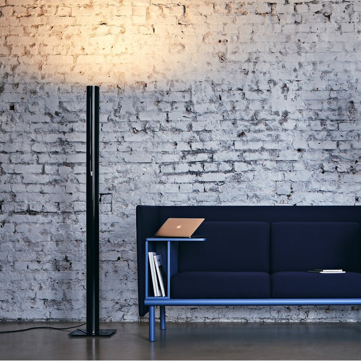 Lampadaire ILIO LED Terra noir brillant Artemide - Valente Design - éclairé dans salon