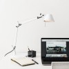 Lampe de table  Artemide Tolomeo Micro blanc - Valente Design - sur table de travail