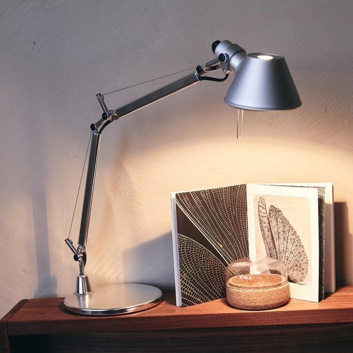 Lampe de table  Artemide Tolomeo Micro Aluminium - Valente Design - éclairée sur bureau