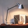 Lampe de table  Artemide Tolomeo Micro Aluminium - Valente Design - éclairée sur bureau
