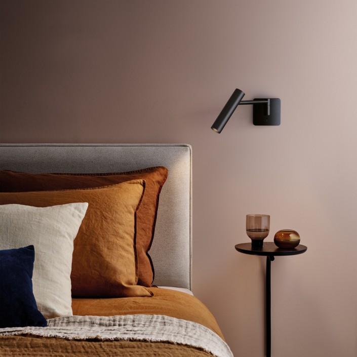 Applique Leda Swing Arm - structure noir mat / abat-jour noir mat - Astro Lighting - Valente Design - en tête de lit