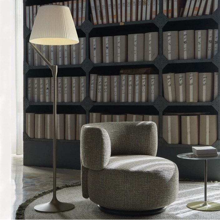 Lampadaire Angelo Stone champagne - Kartell - Valente Design - dans bibliothèque