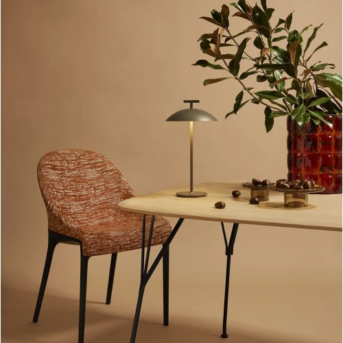 Lampe Mini Geen-A Plug version bronze - Kartell - Valente Design - éclairée sur table