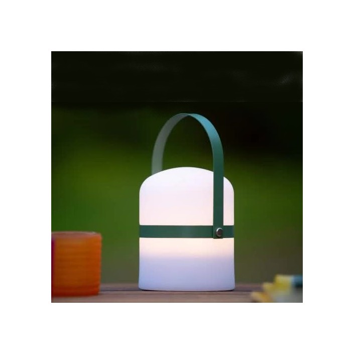 Lampe de table sans fil LITTLE JOE vert - Lucide - Valente Design - éclairée sur table extérieure