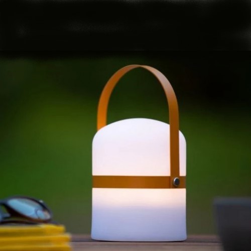 Lampe de table sans fil LITTLE JOE brun - Lucide - Valente Design - éclairée sur table extérieure