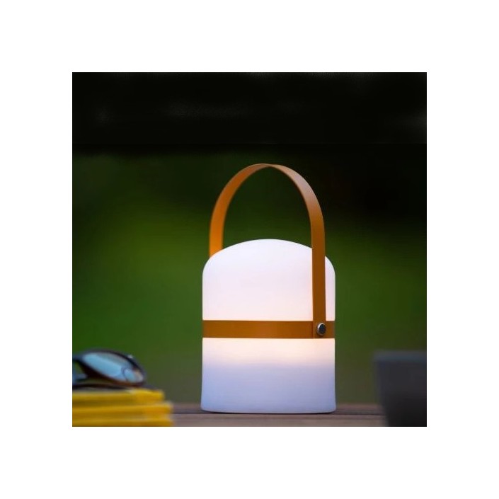 Lampe de table sans fil LITTLE JOE brun - Lucide - Valente Design - éclairée sur table extérieure