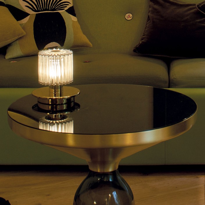 Lampe sans fil In The Sun Table corps argent / maille argent éclairée sur table basse - DCW Editions - Valente Design