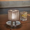 Lampe sans fil In The Sun Table corps argent / maille argent éclairée sur table - DCW Editions - Valente Design