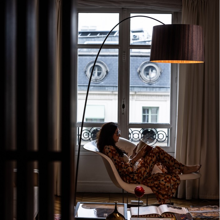 Lampadaire Twiggy Rosewood structure burgundy - abat-jour palissandre - Foscarini - Valente Design - éclairé dans salon