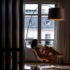 Lampadaire Twiggy Rosewood structure burgundy - abat-jour palissandre - Foscarini - Valente Design - éclairé dans salon