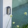 Applique murale Blade gris espace - Les Jardins - Valente Design - sur façade extérieure