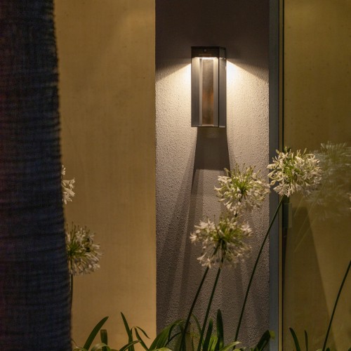Applique murale Blade gris espace - Les Jardins - Valente Design - éclairée sur façade extérieure
