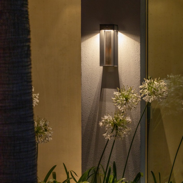 Applique murale Blade gris espace - Les Jardins - Valente Design - éclairée sur façade extérieure