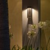 Applique murale Blade gris espace - Les Jardins - Valente Design - éclairée sur façade extérieure