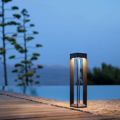 Borne solaire BLADE 45 cm gris espace  - Les jardins - Valente Design - éclairée sur terrasse de nuit