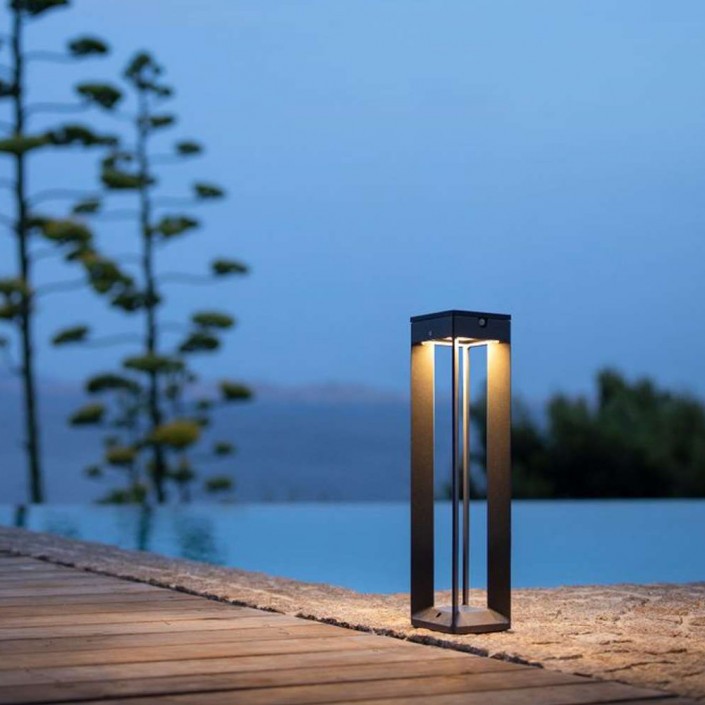 Borne solaire BLADE 45 cm gris espace  - Les jardins - Valente Design - éclairée sur terrasse de nuit