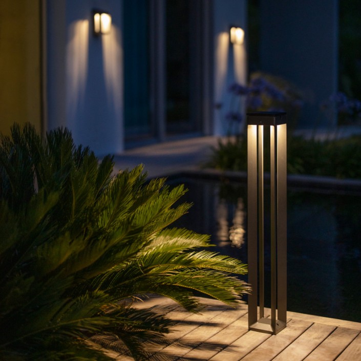 Borne solaire BLADE 90 cm gris espace  - Les jardins - Valente Design - éclairée sur terrasse