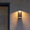 Applique murale TECKALU - Duratek et aluminium noir - Les jardins - Valente Design - sur terrasse éclairée de face
