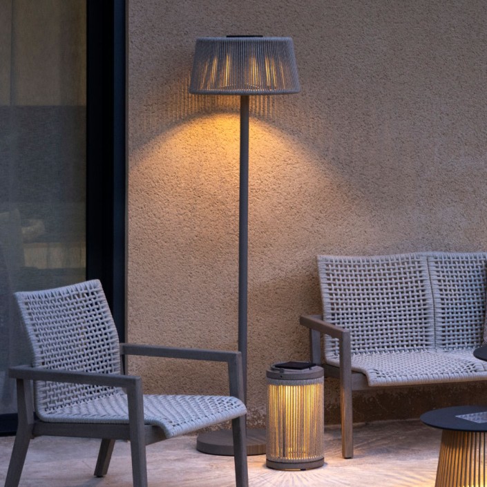 Lampadaire ROP&STRIP réglable - Les Jardins - Valente Design - éclairé sur terrasse avec lampe ROP&STRIP