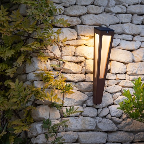 Applique torche solaire TINKA corten - Les Jardins - Valente Design - éclairée et posée en applique murale