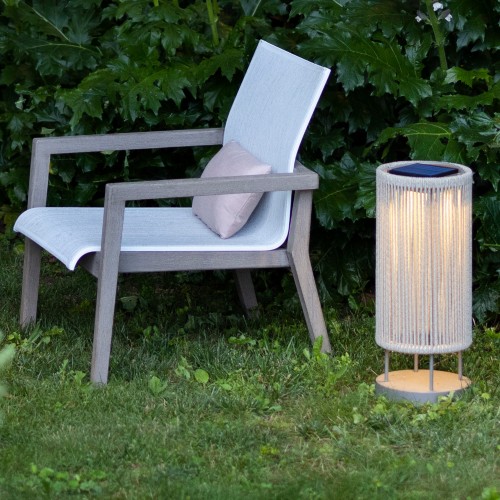 Lampe ROP&STRIP solaire et rechargeable - Les Jardins - Valente Design - éclairée dans jardin
